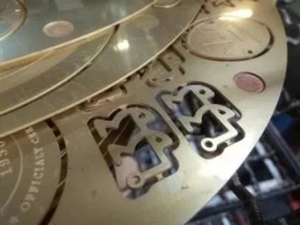 Progetto di serigrafia su metallo.