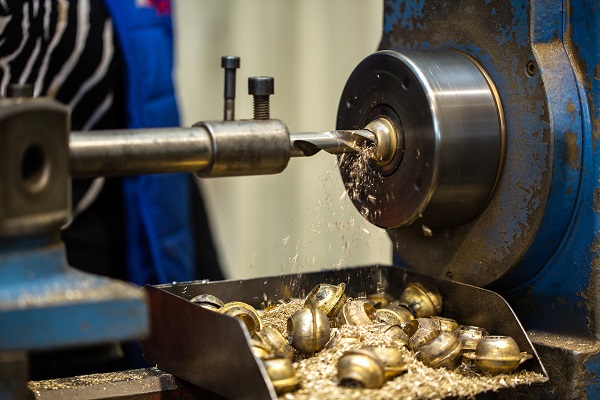 Lavorazione meccanica su metallo.