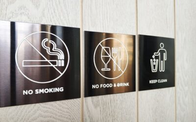 Come le lavorazioni su plastica stanno trasformando i settori della segnaletica e dell’arredo tecnico